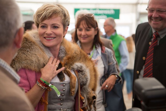 Die Gattin von Joachim Rukwied (Präsident des Dt. Bauernverbandes) probiert einen Schwarzwaldpelz.