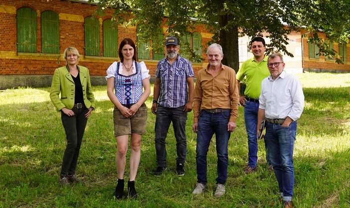v.l.: Regina Merklein und Sophia Lorenzoni (LJV BW), Elmar Fetscher (FIRE&FOOD), Franz Tress (Albgut), Hans-Peter Engelhart (Touristinfo Münsingen), Mike Münzing (BM Münsingen) (Foto: Stephan Pöhler)
