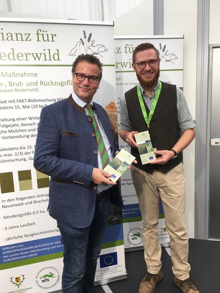 Minister Peter Hauk am Stand der Allianz für Niederwild