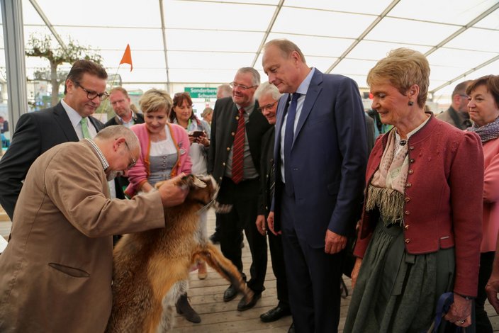 Minister Peter Hauk (2. v.l.), Staatssekretärin Friedlinde Gurr-Hirsch und der Präsident des Deutschen Bauernverbandes, Joachim Rukwied (von rechts), informieren sich am Schwarzwaldpelz-Stand über Felle aus heimischer, nachhaltiger Jagd.