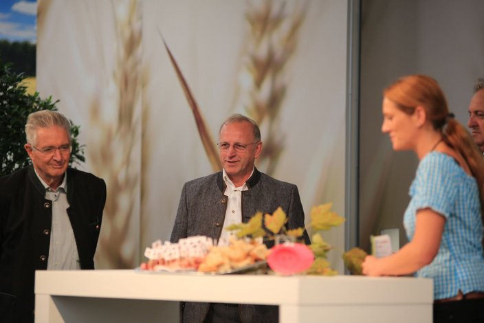 Ehrenlandesjägermeister Dr. Dieter Deuschle, Koch Gustav Röhrich und die Moderatorin (von links) (Foto: Rainer Brozio)