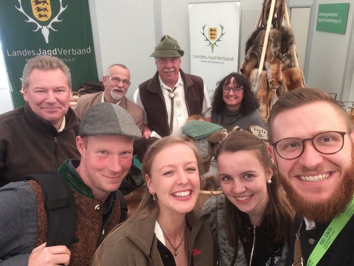 Tag 1 ist überstanden! Unser Messe-Team zusammen mit den LJV-Auerwildhegeberatern und unserem Fotografen