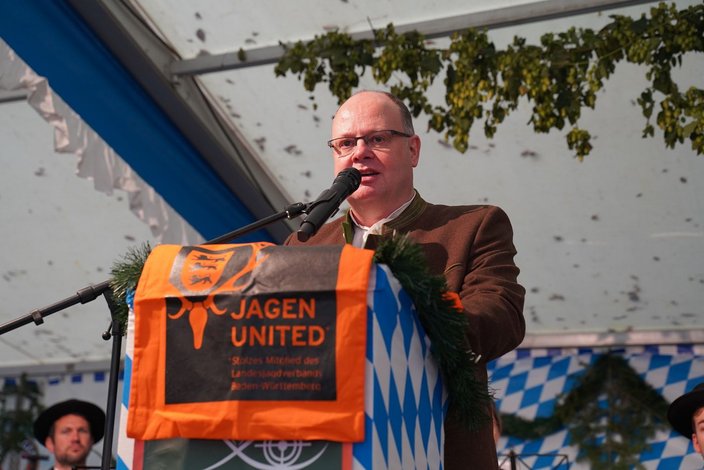 Der stellvertretende Landesjägermeister, Claus G. Kissel, während seines Grußwortes (Fotos: Sophia Lorenzoni)