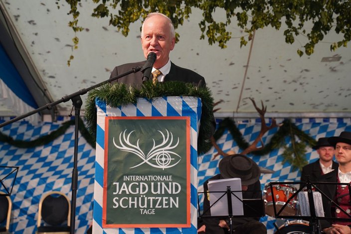 Der Präsident des Deutschen Jagdverbandes, Dr. Volker Böhning, während seines Grußwortes (Fotos: Sophia Lorenzoni)