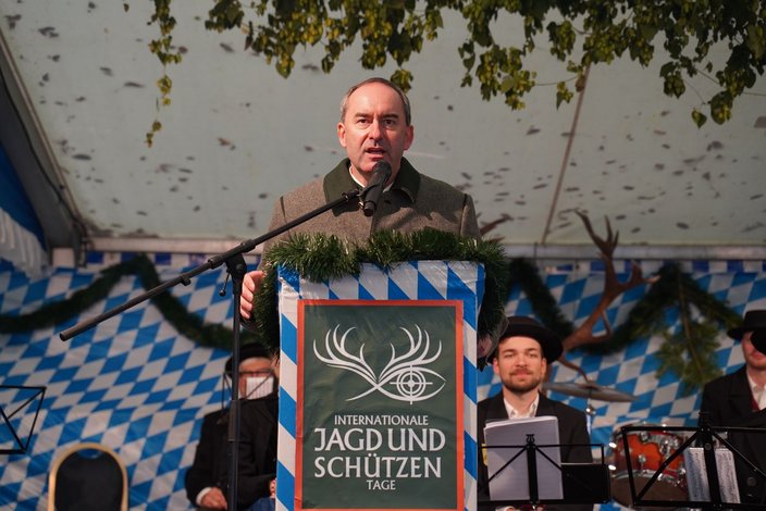 Der bayerische Wirtschaftsminister und stellvertretender bayerischer Ministerpräsident, Hubert Aiwanger, während seines Grußwortes (Fotos: Sophia Lorenzoni)