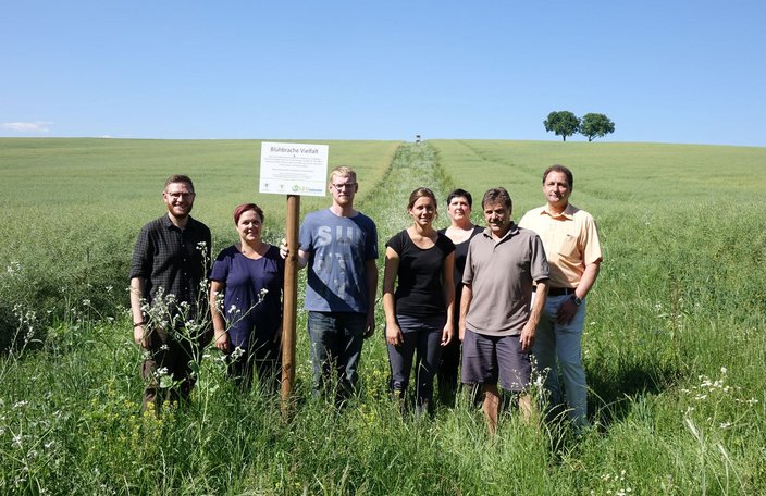 Die Akteure im Kraichgau (v.l): René Greiner (LJV), Katrin Naumann (LEV Rhein-Neckar), Markus Widmann (Landwirt), Christina Haessler (Amt f. LW), Susanne Kaiser-Schmitt (KJV Heidelberg), Kurt Kiermeier (Landwirt), Bürgermeister Joachim Locher